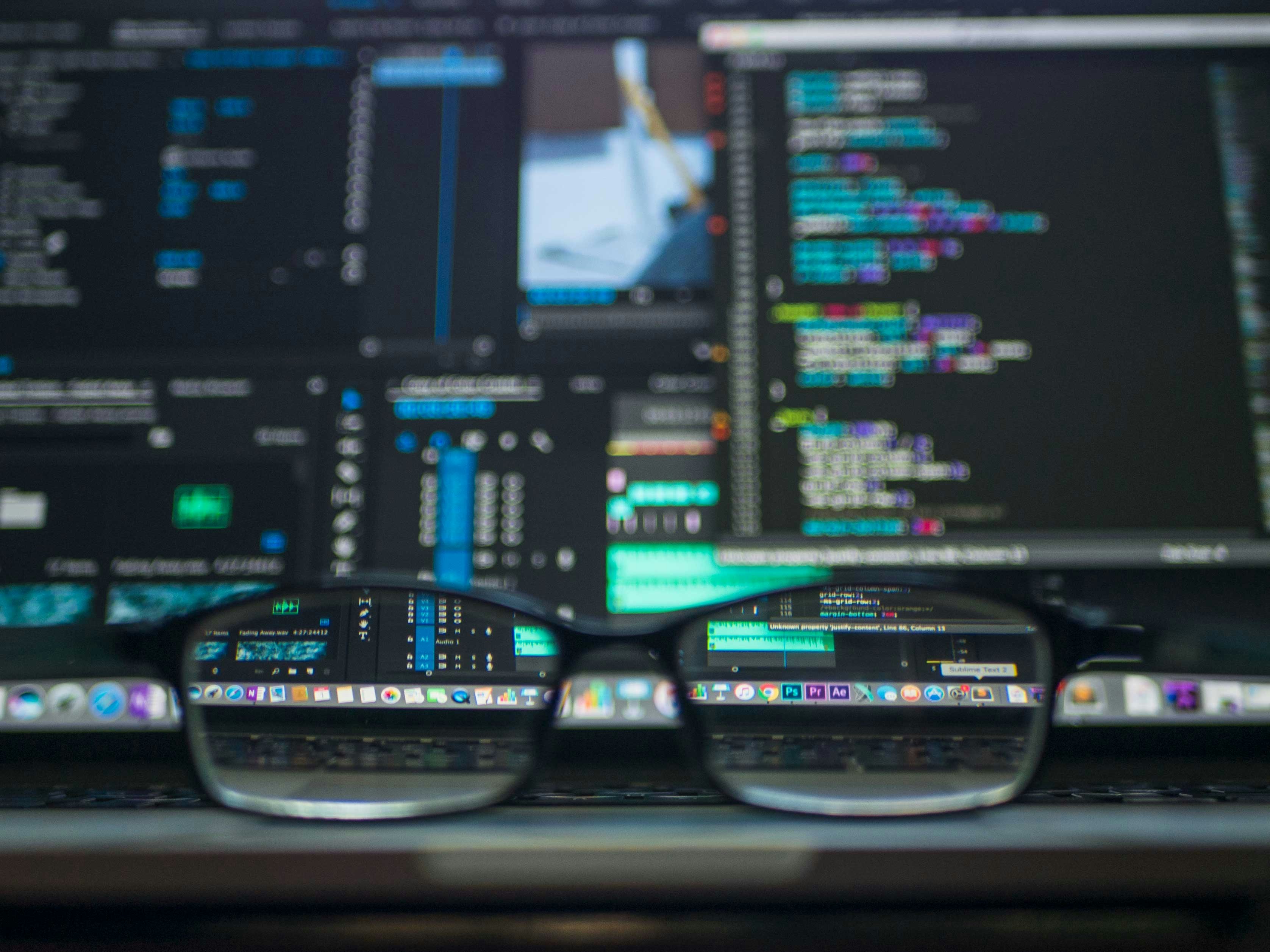 Entwickler vor Bildschirm mit Code-Review